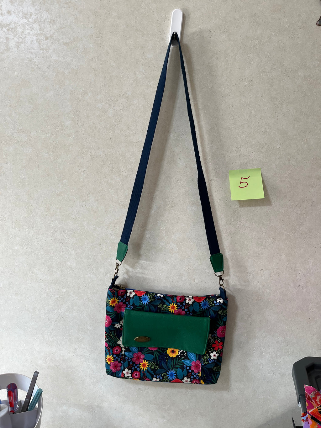 Cute crossbody with a removable strap