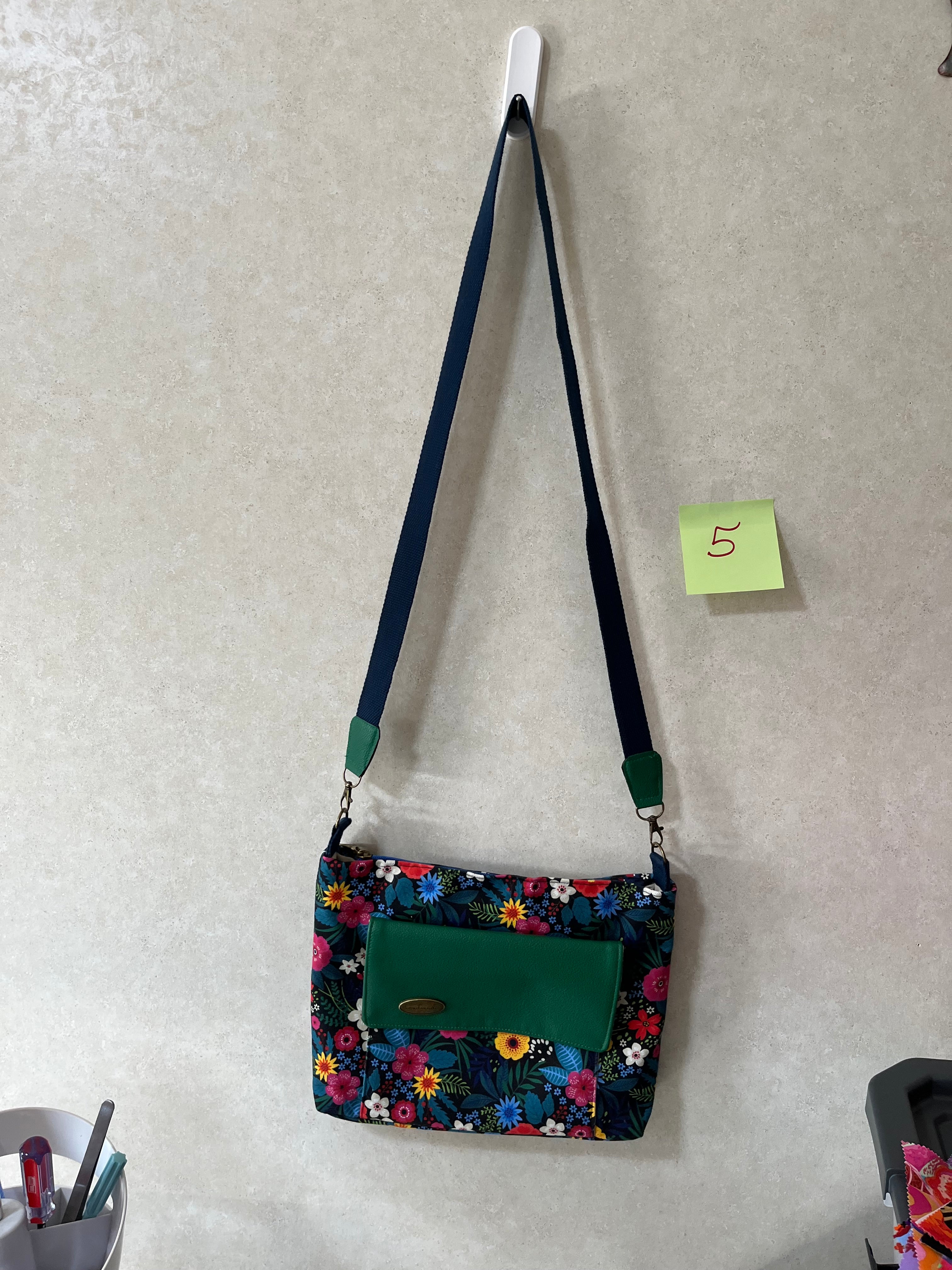 Cute crossbody with a removable strap