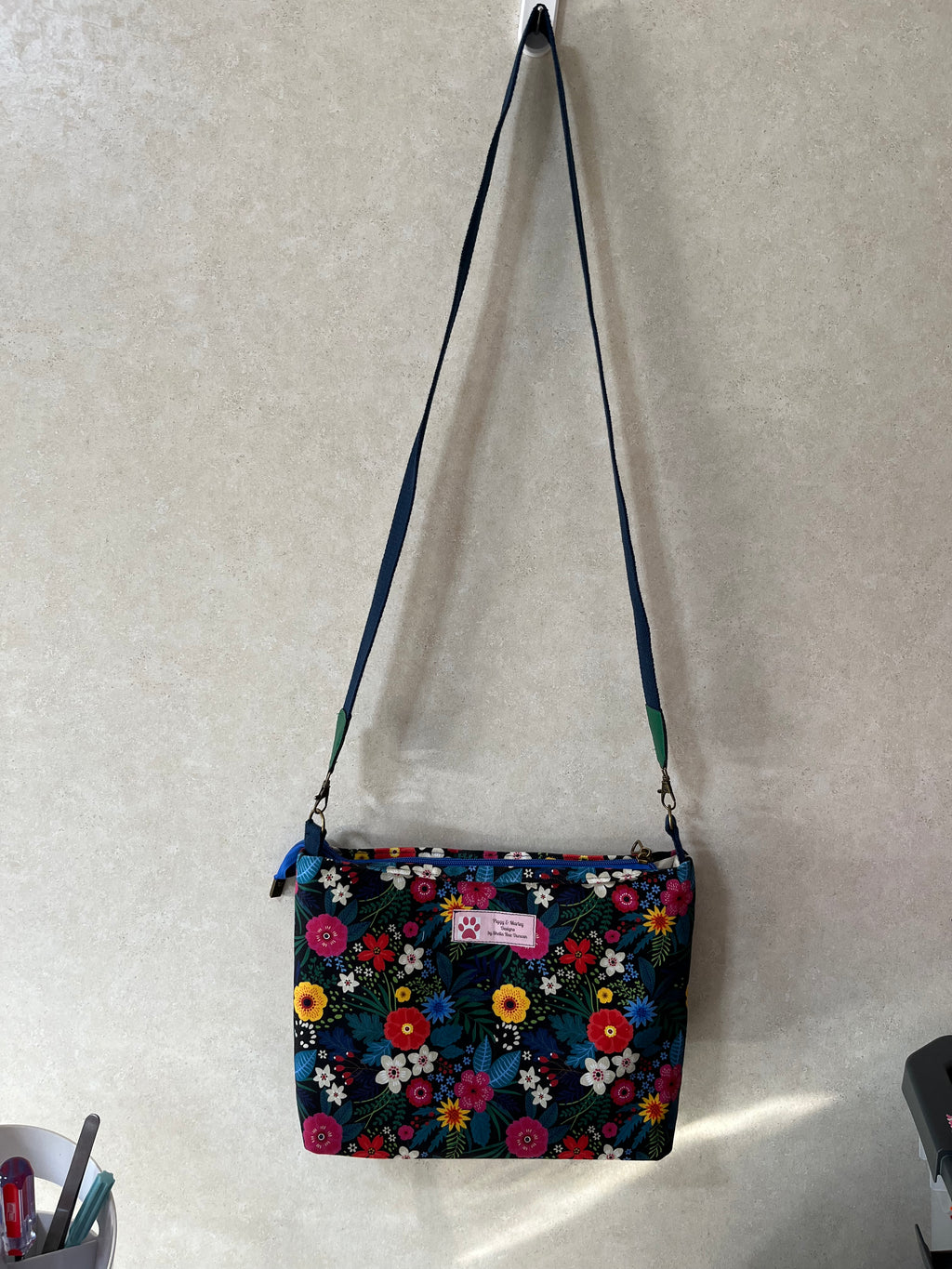 Cute crossbody with a removable strap
